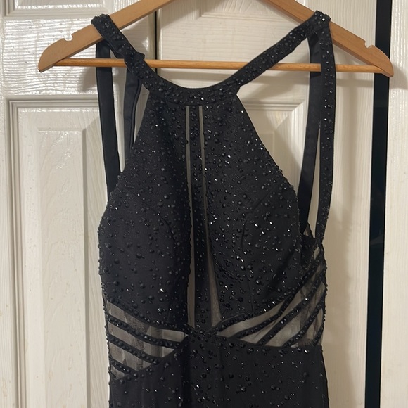 Evening gown Gorgeous black dress worn once. Black shiny beading to the floor. - Picture 6 of 17